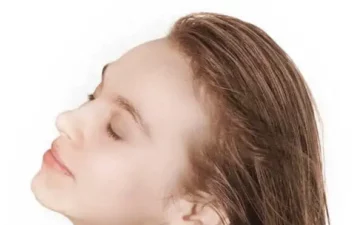 saçlarına zeytinyağı sürmüş bir kadın